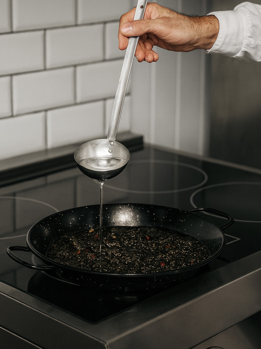 Añadimos 740 ml de agua o el caldo dependiendo receta