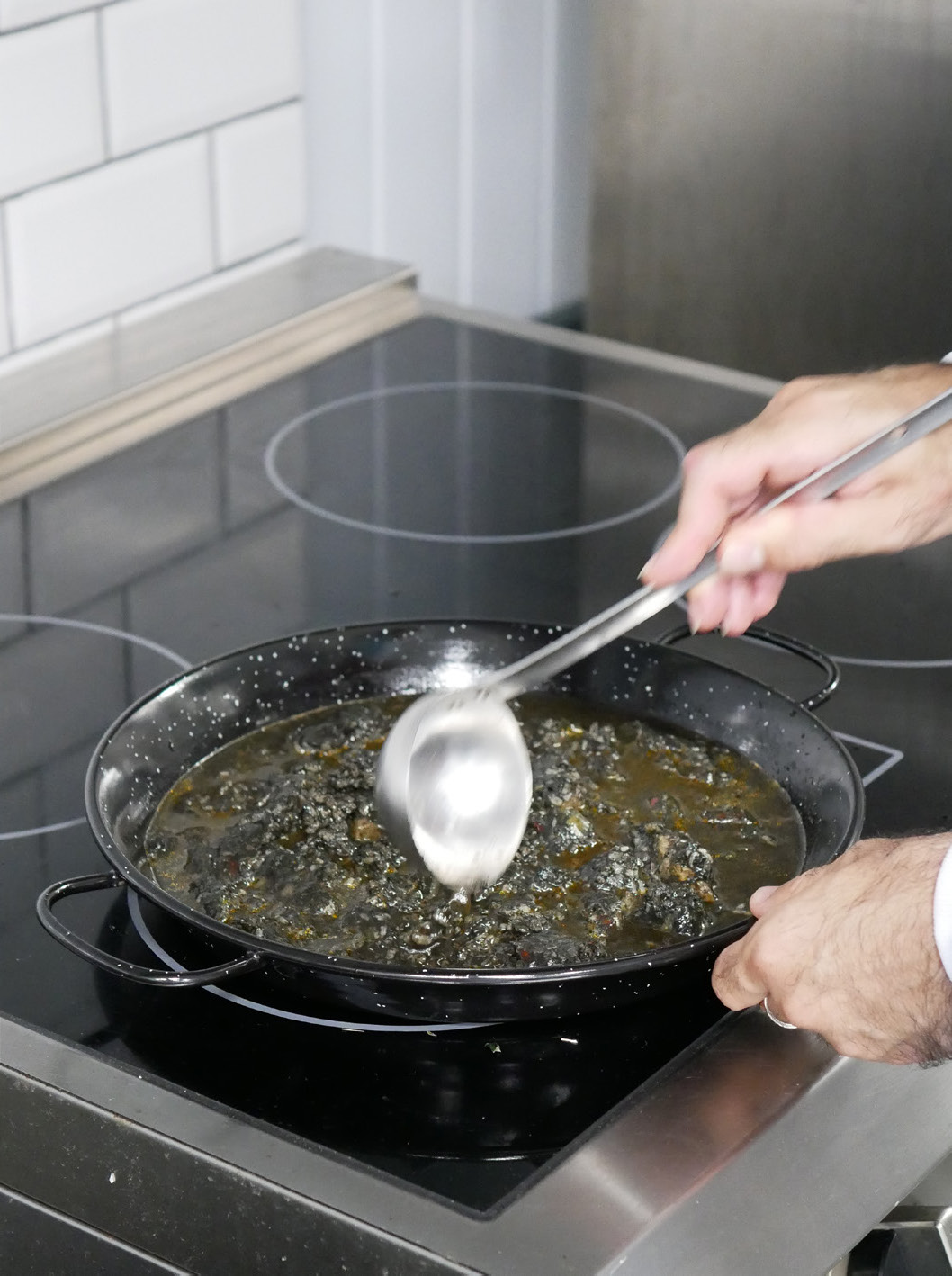 Removemos y calentamos a fuego medio